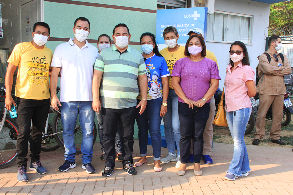 No bairro Cravo Vermelho, prefeito acompanha mega- ação de combate à dengue